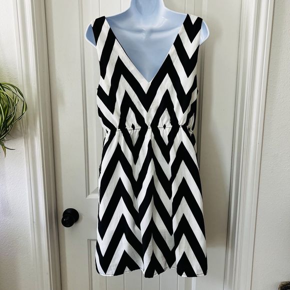 Everly Chevron Sleeveless Elastic Waist Black White Dress Large Lined Pockets - Picture 3 of 13